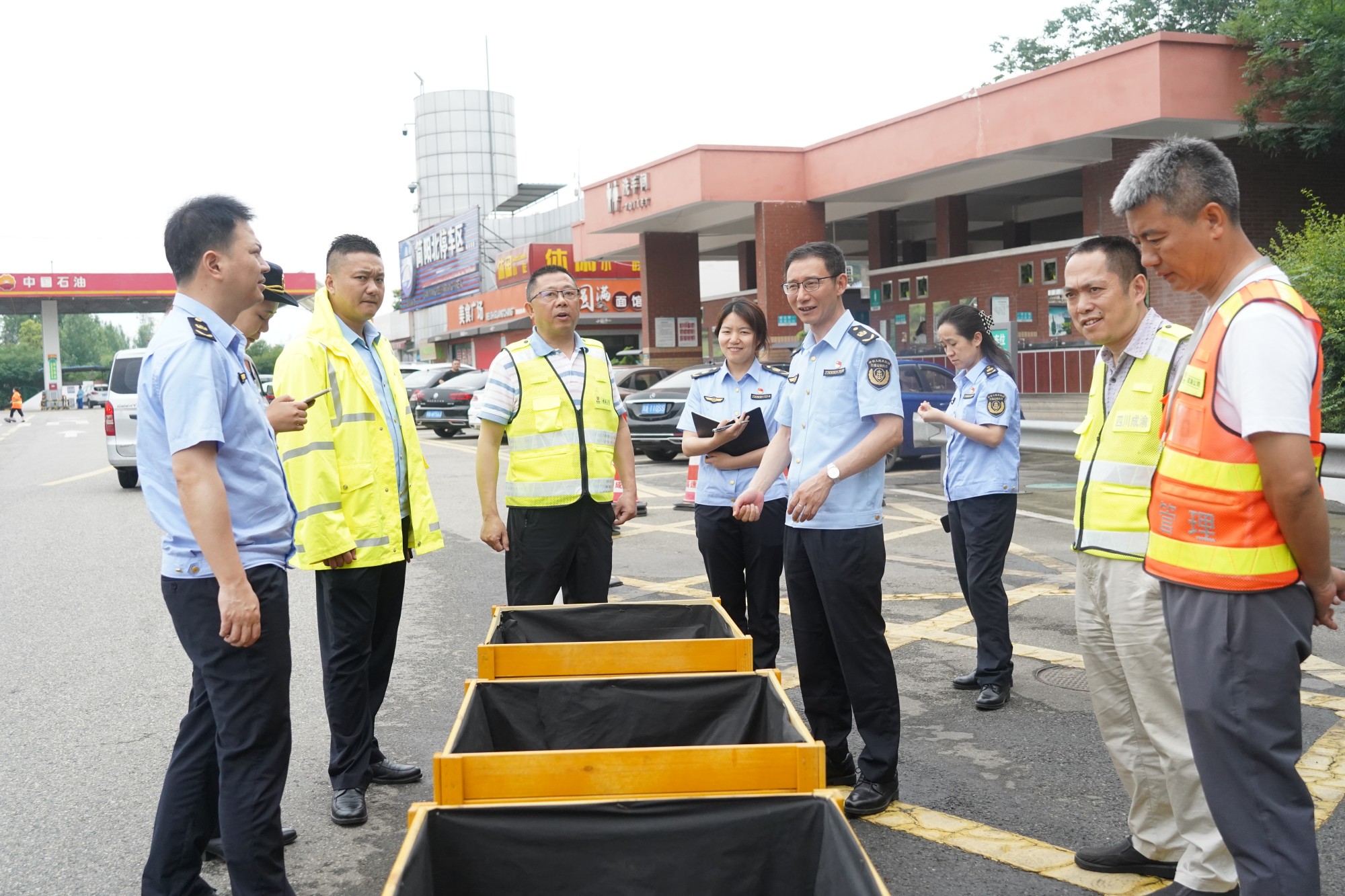 5.18+晏玉 钟梦影 雷雅君 +四川省交通运输综合行政执法总队第一支队副支队长冉卫带队督查成渝高速成都段路域环境整治工作