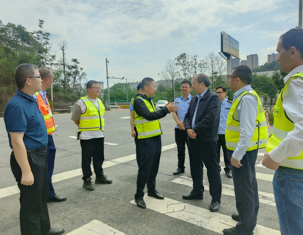 四川省交通运输综合行政执法总队第一支队到成渝高速资阳段检查路域环境提升工作