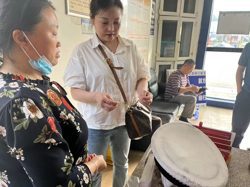 5.1+梁艳+成渝高速简阳北停车区拾金不昧展风采