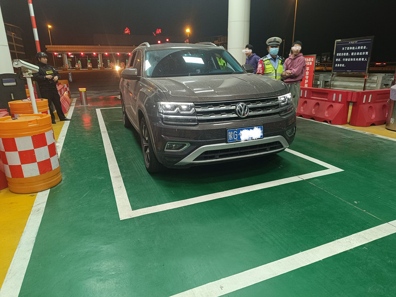 成渝高速成都收费站携手高速交警快处置高速路违法停车