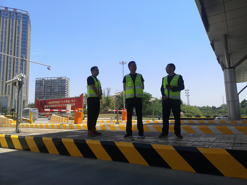 成渝分公司党委委员、副总经理魏明带队督导成渝高速公路简阳北收费站“五一”安全保畅工作