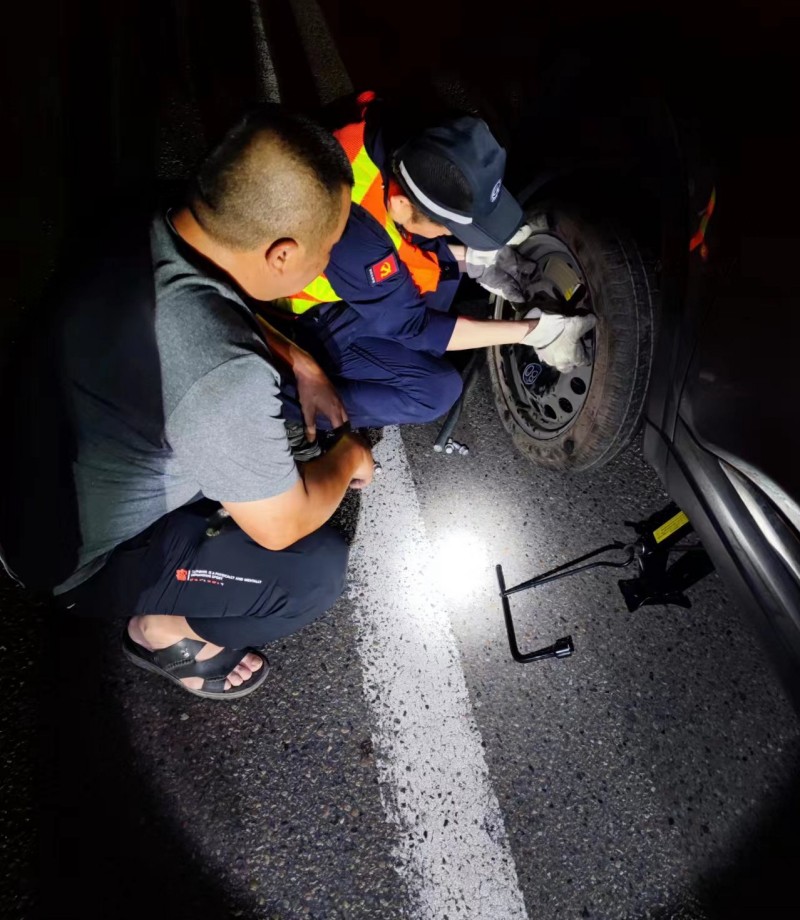 资阳管理处全力救助意外受损车辆