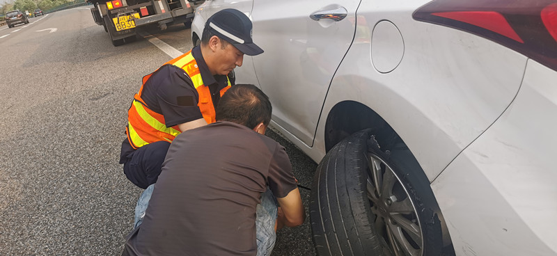 成都管理处路产管护队暖心救援获好评