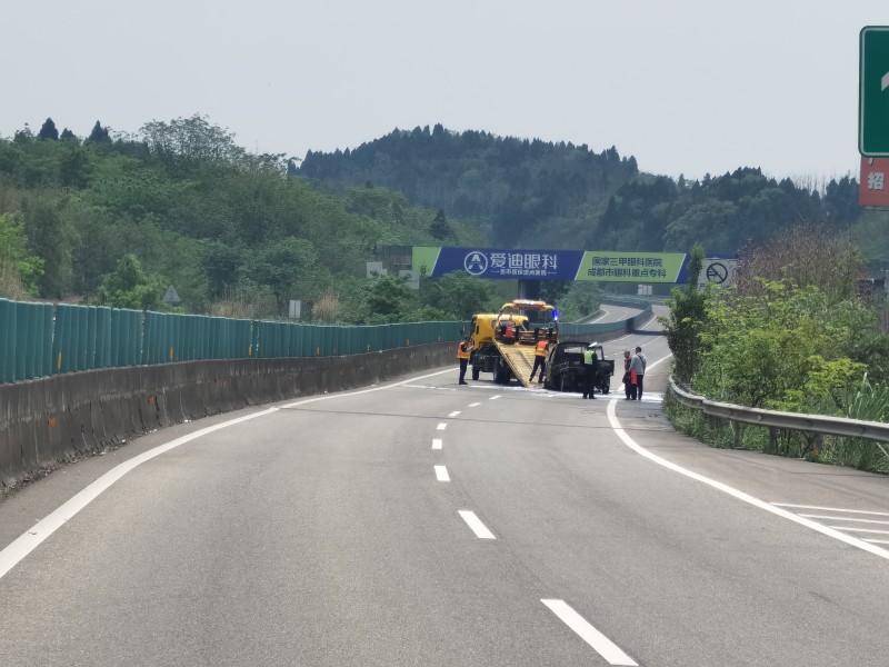 成都管理处及时处置车辆自燃事故