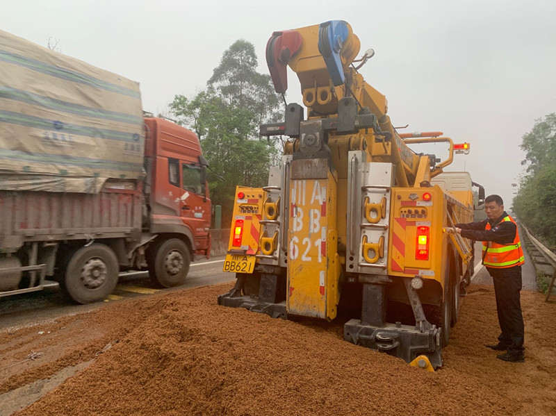 内江管理处依托清障机具快速处置货车侧翻事故