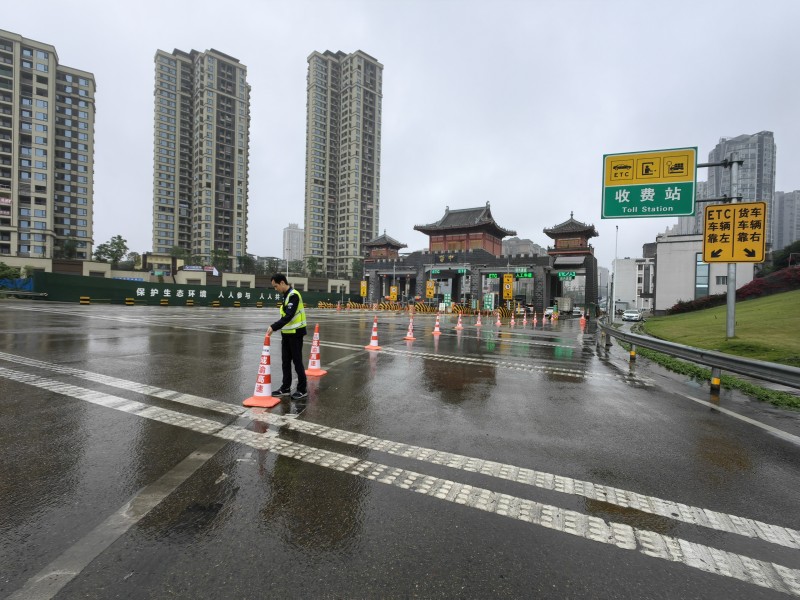 资阳管理处统一更换旧式交通锥形桶