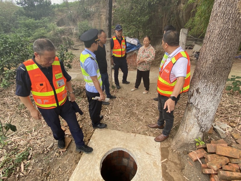 资阳管理处制止占用公路用地打井行为