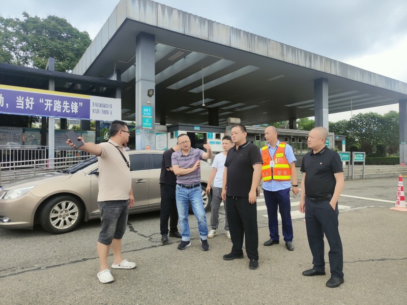 资阳管理处会同蜀道新能源公司检查成渝高速资阳服务区汽车充电桩建设