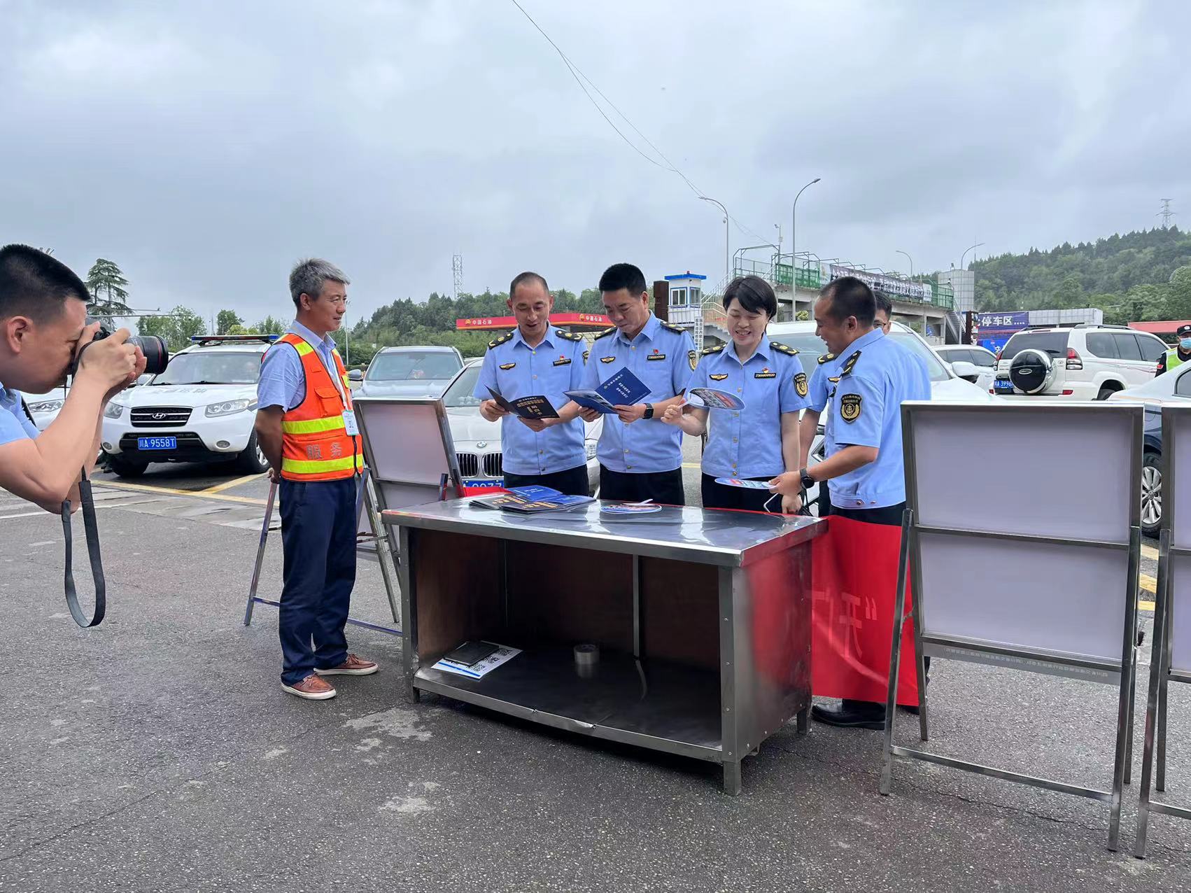 6.5+梁艳+简讯：成渝高速简阳北停车区助力成渝高速成都段联勤单位开展“开门”搞整治，自觉接受社会各界监督活动