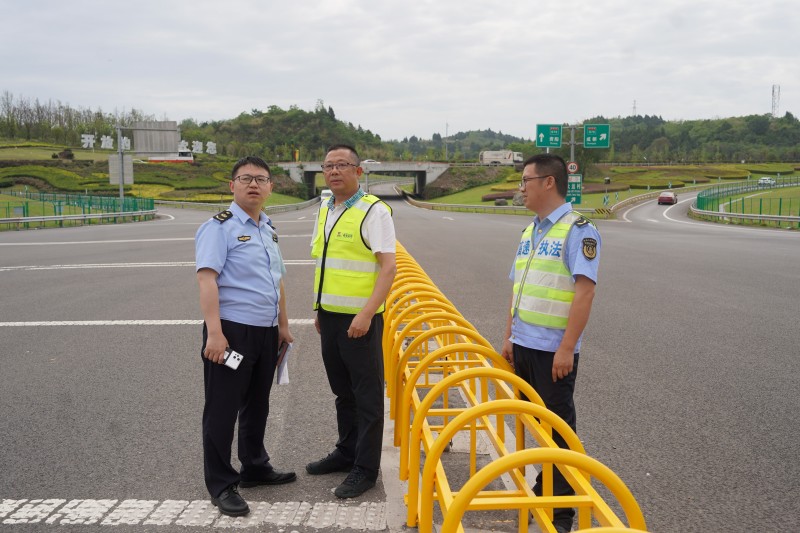 厅高管局运行处检查成渝高速专用（优先）通道标志标牌安装设置工作